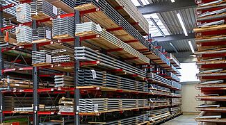 [Translate "Belgium (FR)"] Offener Gang einer Verfahranlage. Die restlichen Kragarmregale werden zusammengeschoben.