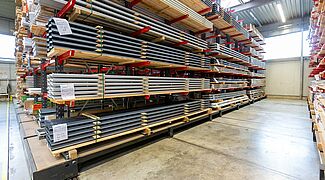 [Translate "Belgium (FR)"] Sobald der Gang komplett geöffnet ist, kann man die Kragarmregale bedienen.