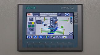 [Translate "Belgium (FR)"] Bedienungs-Display einer Kragarmregal-Verfahranlage. 